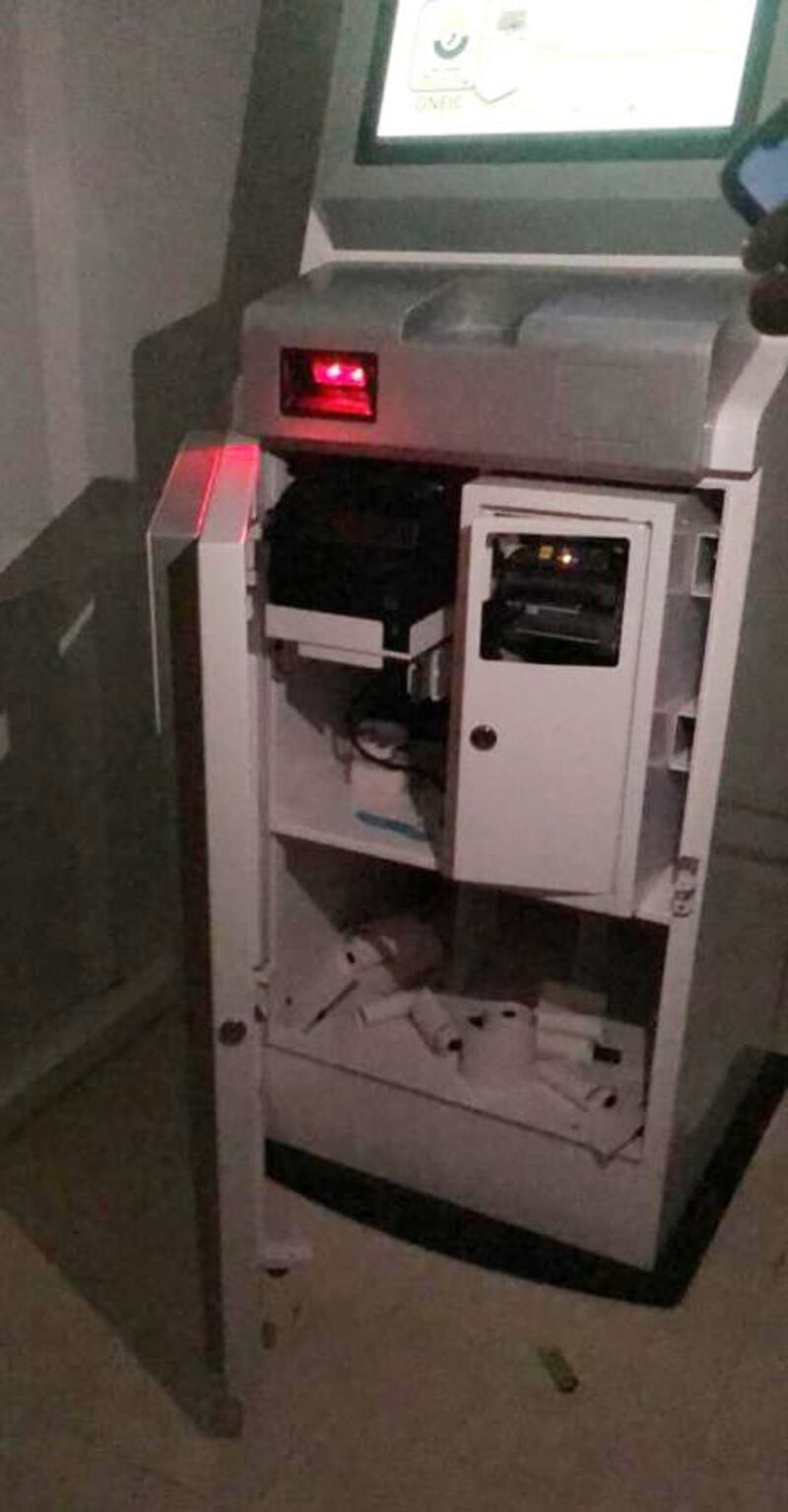 ضبط 4 أشخاص يسرقون من أجهزة دفع الفواتير والسحب النقدي