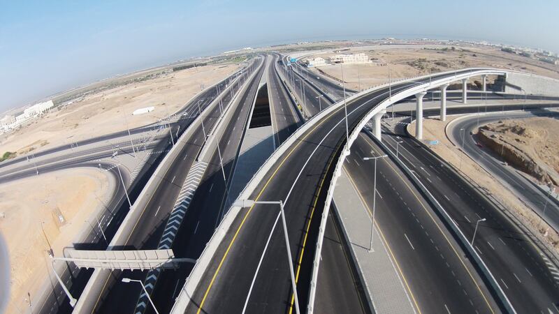 بلدية مسقط توضح ما يتداول عن تشققات جسر المطار