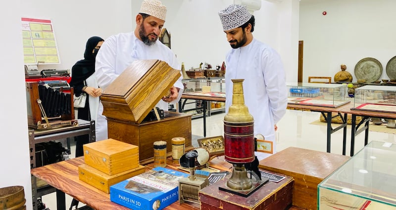 صور أصلية لملوك زنجبار في نزوى؛ فما قصتها؟