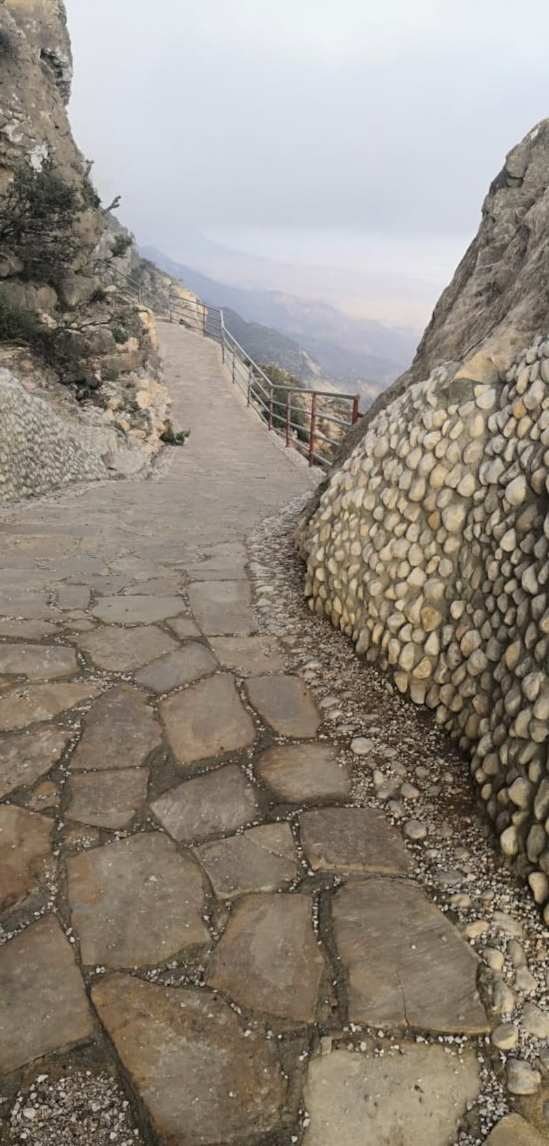 بالصور: تعرف على جمال كهف حيور في جبل سمحان