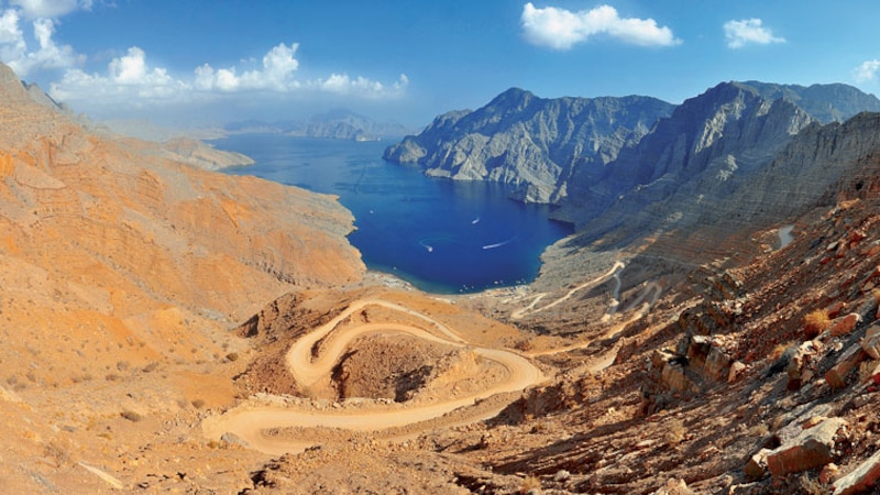 جامعة كويتية تنظم رحلة ميدانية لدراسة طبقات الأرض في السلطنة