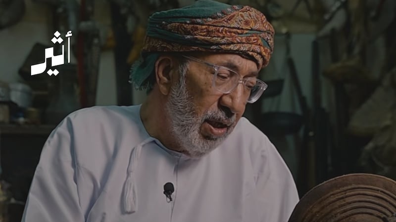 “متحف متنقل” للوالد هلال بن محمد الرمحي يضم مقتنيات نادرة