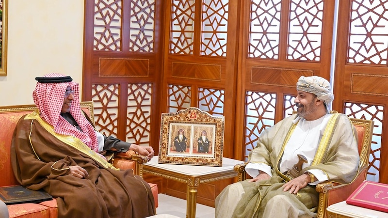 السيد وزير الداخلية والمفتش العام للشرطة والجمارك يستقبلان مسؤولًا عربيَا