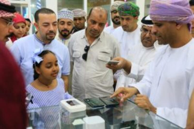 إعلاميون عرب وخليجيون يختبرون سرعات الجيل الخامس من عمانتل