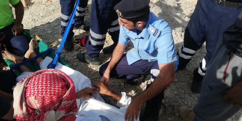 إصابة شخص بعد احتجازه في جبل