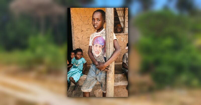 صورة للسلطان قابوس في تنزانيا تحقق تفاعلًا، فما قصتها؟