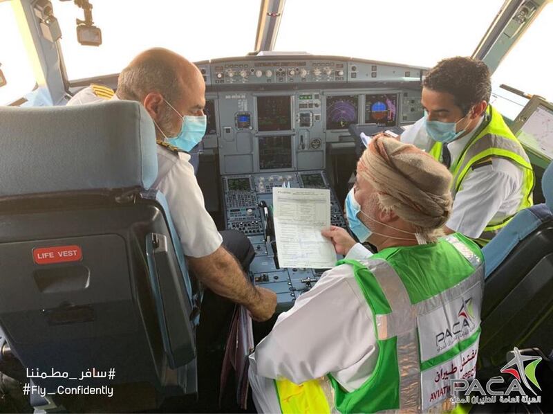 بالصور: رحلة جوية من مطار مسقط إلى مرمول وقرن علم