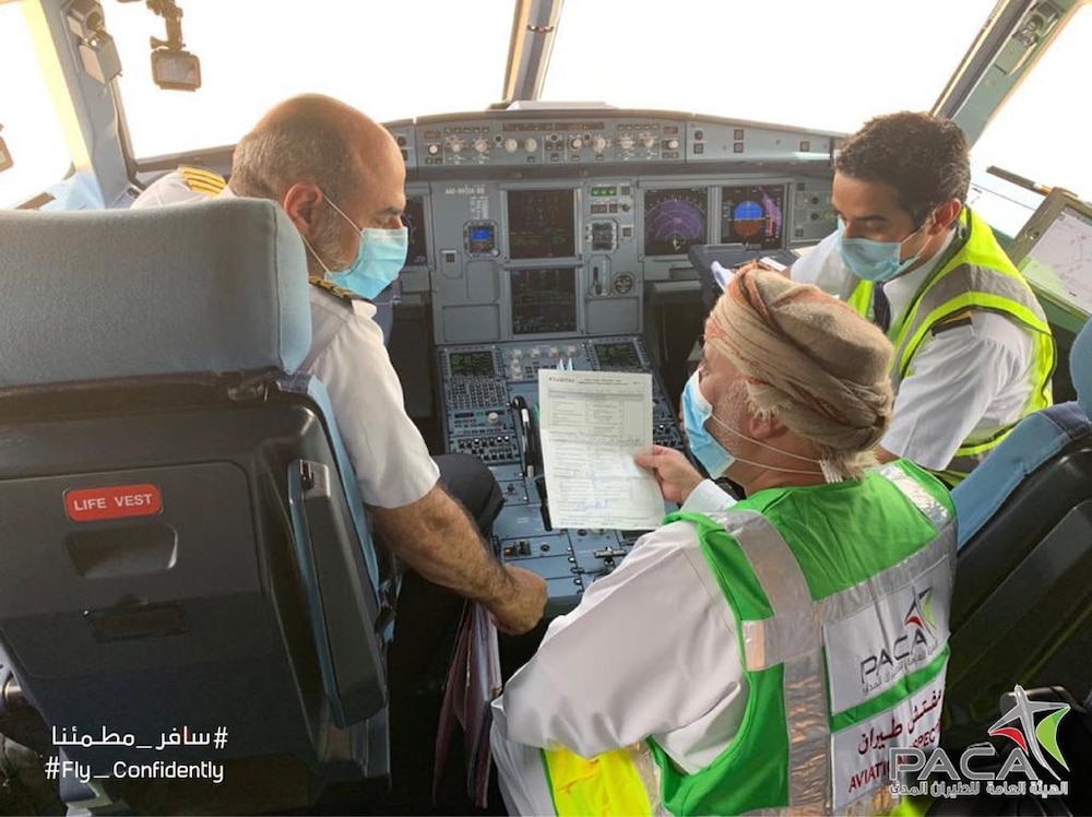بالصور: رحلة جوية من مطار مسقط إلى مرمول وقرن علم