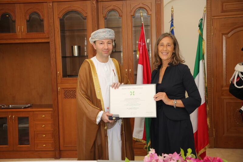 الرئيس الإيطالي يمنح مسؤولا عمانيا وسام “نجمة ⁧‫إيطاليا‬⁩”