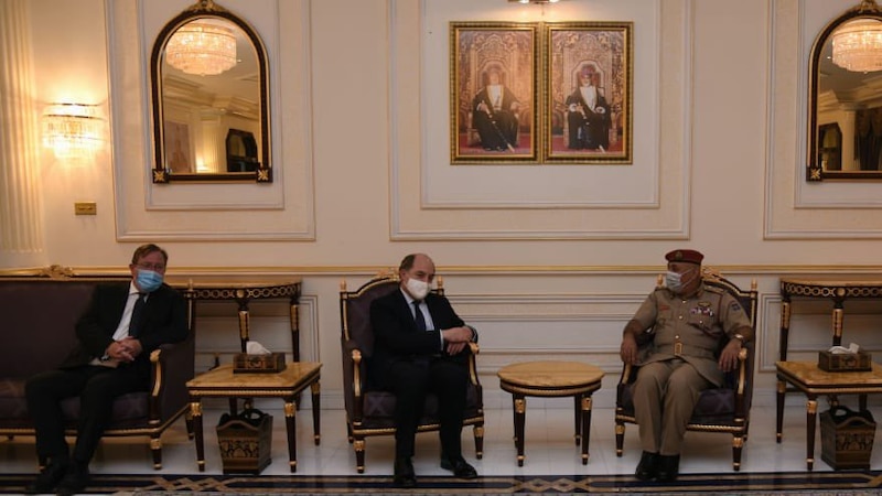 وزير الدفاع البريطاني يصل السلطنة