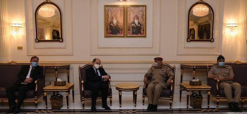 وزير الدفاع البريطاني يصل السلطنة