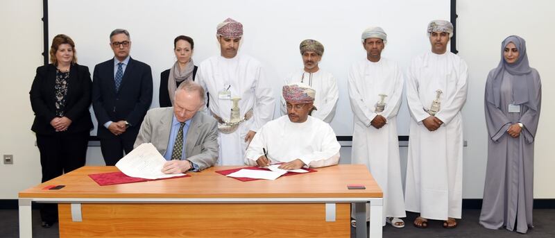 التربية تطور مناهج العلوم والرياضيات بسلاسل عالمية