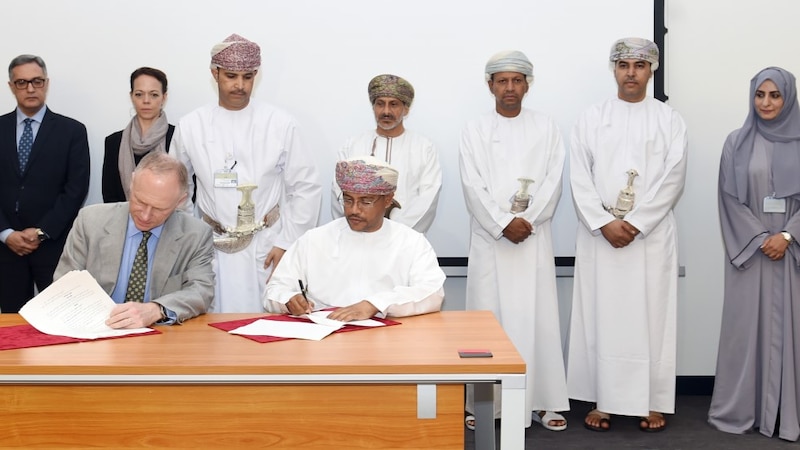 التربية تطور مناهج العلوم والرياضيات بسلاسل عالمية