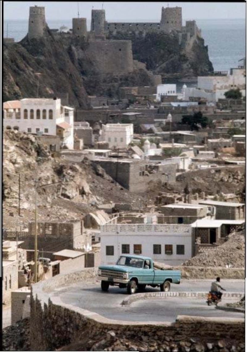 أدخلها أحد التجار: تعرّف على أول سيارة دخلت للسلطنة