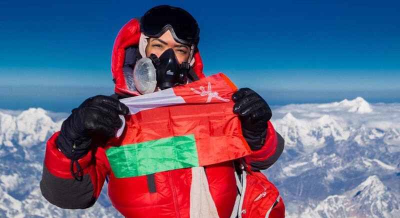 أول عمانية وصلت قمة إيفرست تتحدث عن إنجازها ولمن تهديه