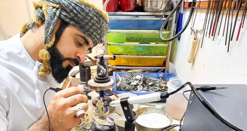 شاب عُماني يحوّل شغفه في صياغة الذهب إلى مهنة وتجارة، فما حكايته؟
