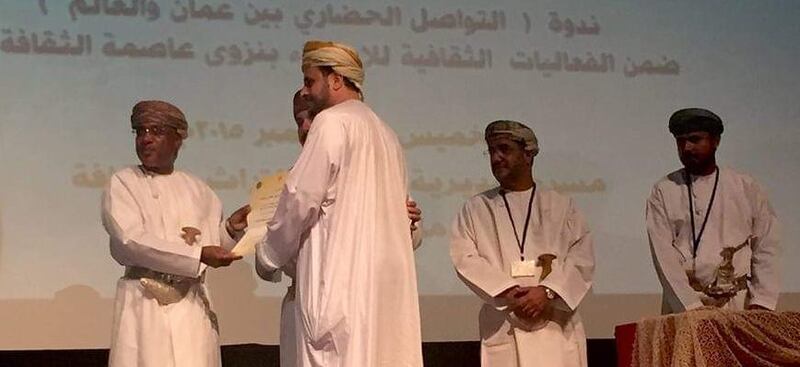 “المشتغلون بالتاريخ”: الباحث العُماني الذي ترك التخصص المتخرج منه ليتفرغ لـ “عشقه”