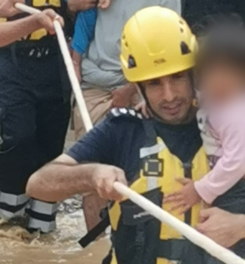 إنقاذ محتجزين جراء الأمطار