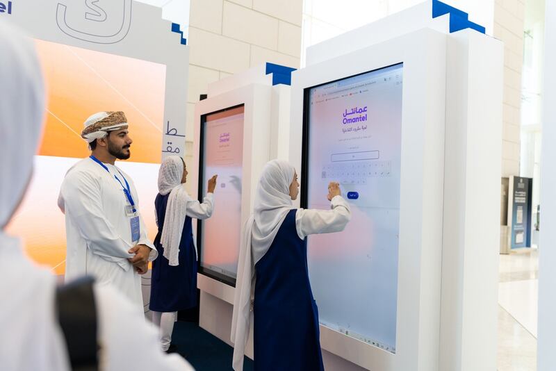 بالشراكة مع عمانتل: وزارة التربية والتعليم تسعى لتطوير 5 أنظمة تعليمية لتحويل المدارس إلى مراكز للابتكار