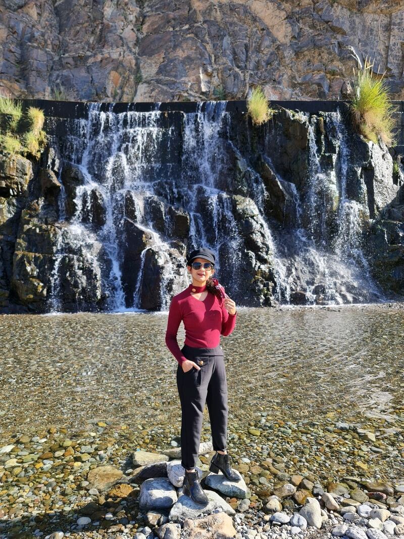 مقيمة تجوب الأماكن السياحية وتُعرّف الآخرين بجمال الطبيعة العمانية عبر حساباتها