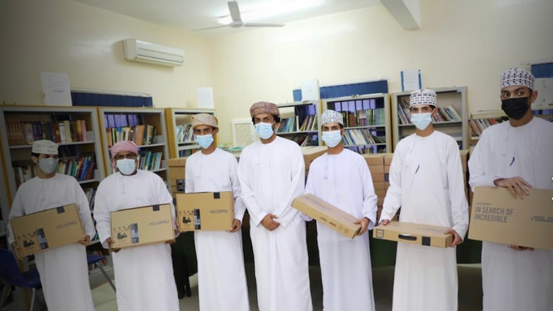 تنمية نفط عمان تمول أكثر من ألفي جهاز لابتوب لطلبة المدارس