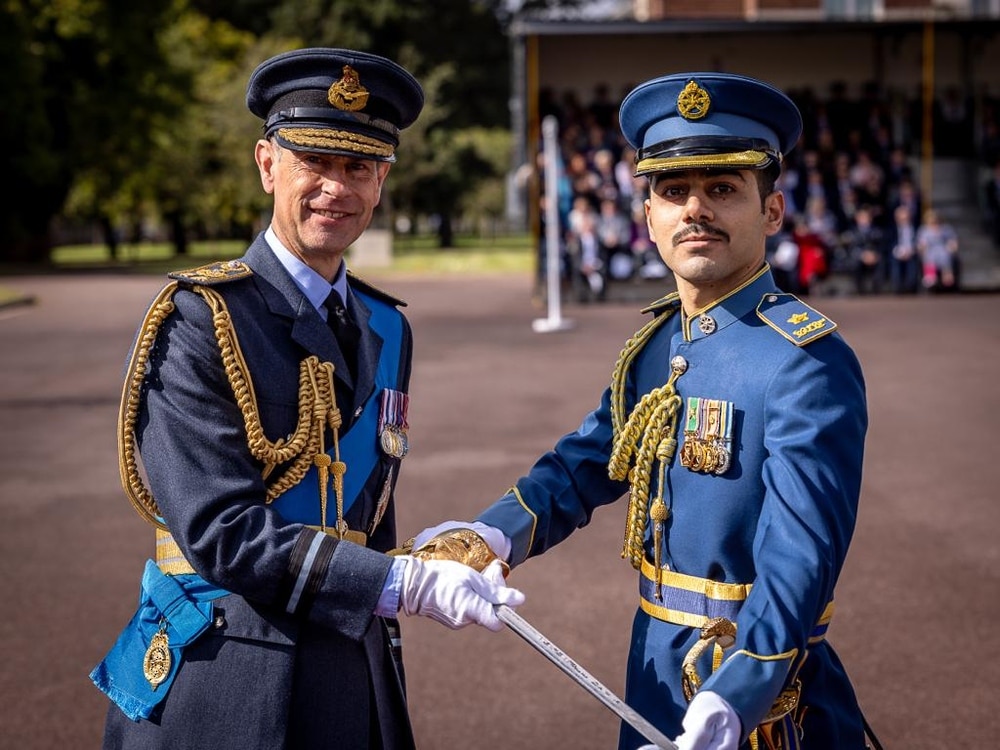 ضابط عماني يحصل على سيف الشرف الدولي من المملكة المتحدة