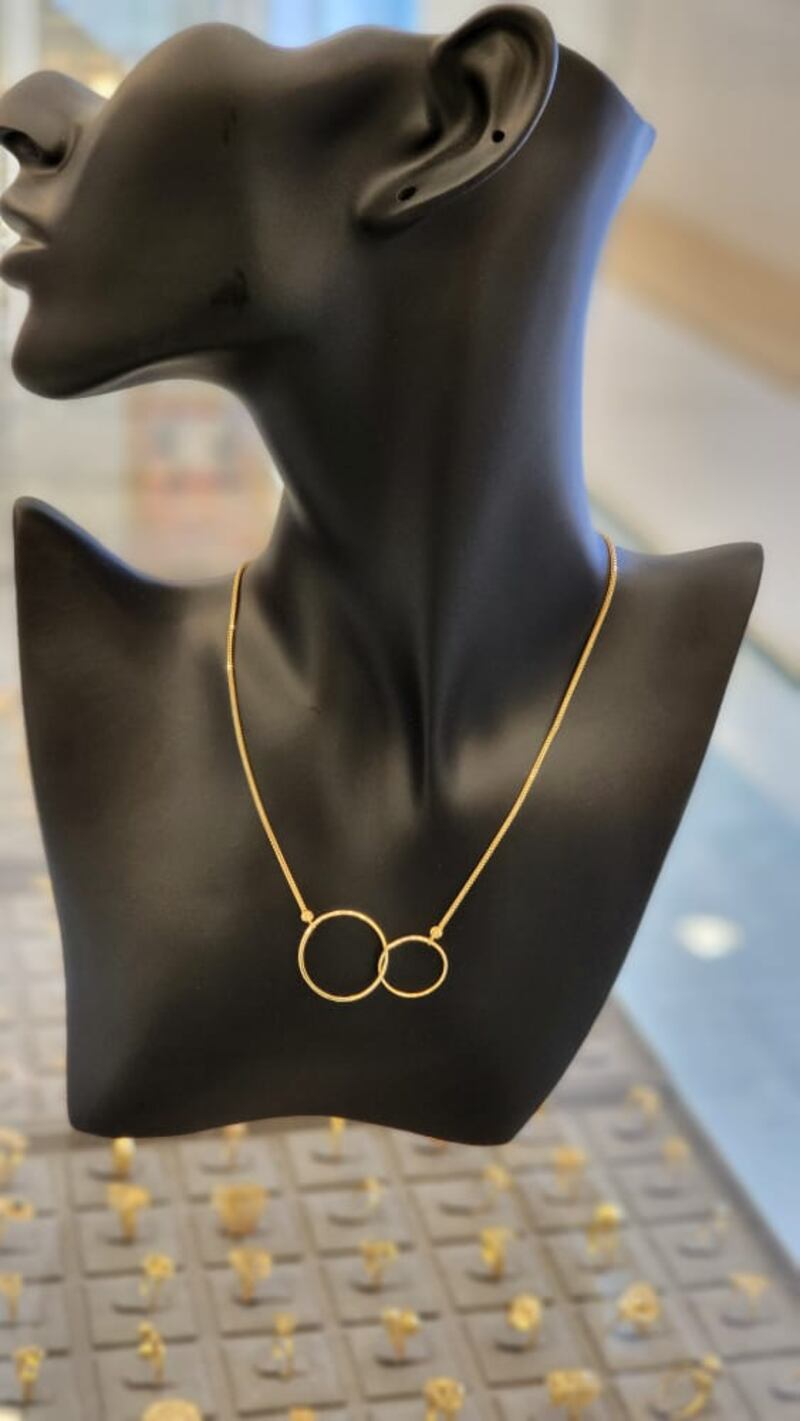 شاب عُماني يحوّل شغفه في صياغة الذهب إلى مهنة وتجارة، فما حكايته؟