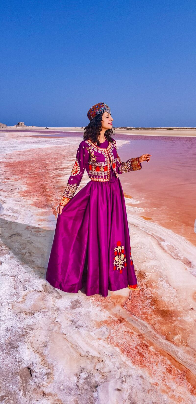 مقيمة تجوب الأماكن السياحية وتُعرّف الآخرين بجمال الطبيعة العمانية عبر حساباتها