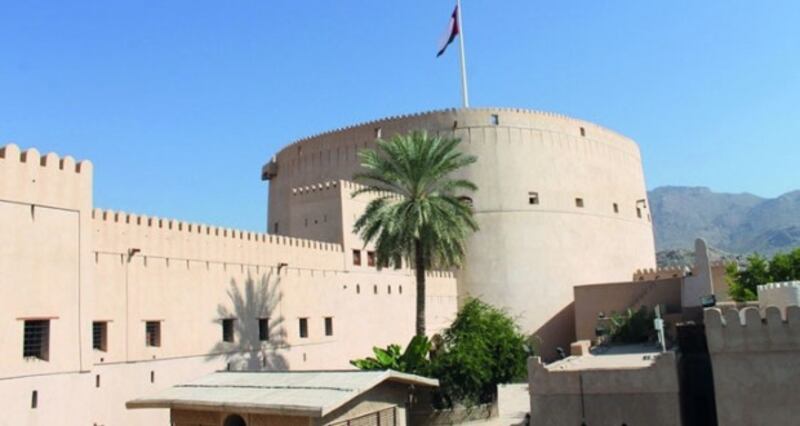 مشروع على جدار قلعة نزوى يثير استهجان المواطنين