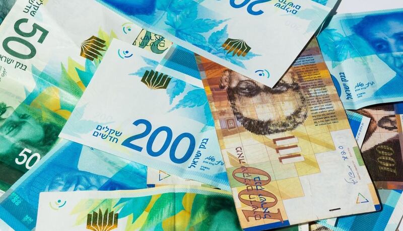 عملة الاحتلال تهوي لأدنى مستوى في 10 سنوات