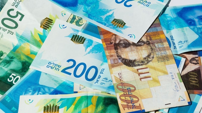 عملة الاحتلال تهوي لأدنى مستوى في 10 سنوات