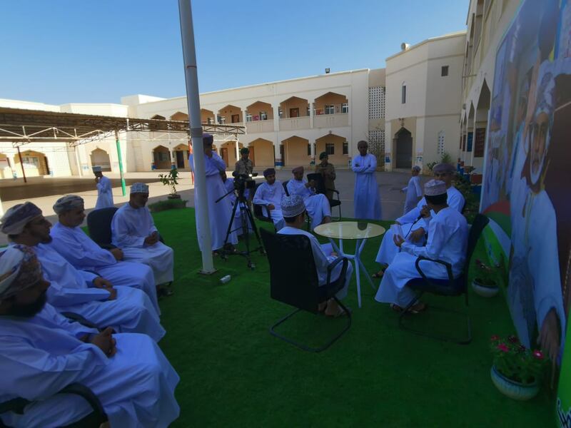 مدرسة تُقدِّم حلًا لثقل الحقيبة المدرسية.. ومديرها يوضحه