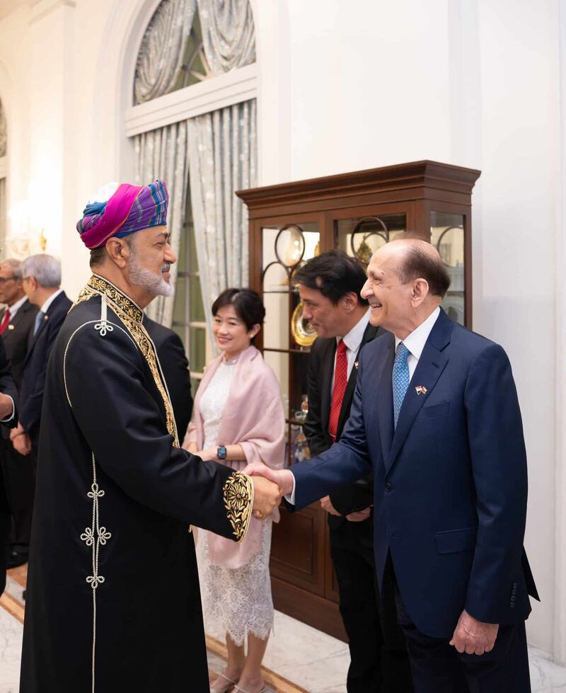 تكريمًا لجلالة السلطان: الرئيس السنغافوري يُقيم مأدبة عشاء رسمية