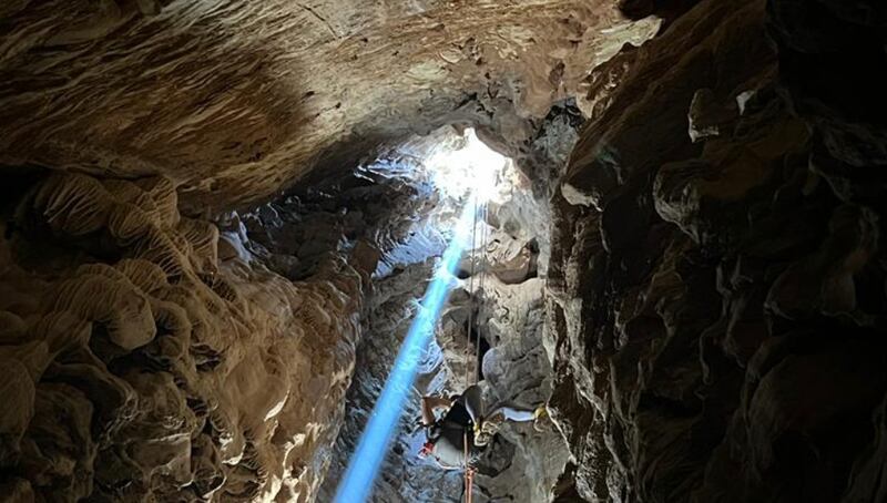 مغامرون يستكشفون كهف (بركة الشرف) ويتحدثون عن خصائصه، فهل تريد زيارته؟