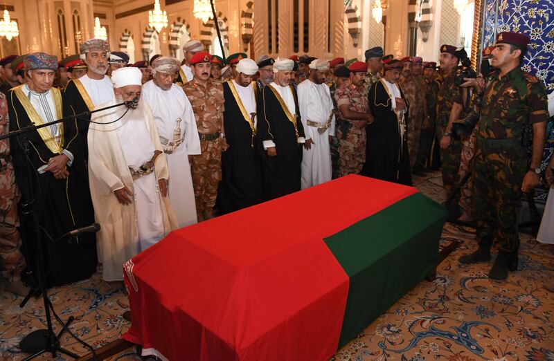 خبير في الإيتيكيت الدبلوماسي يوضح البروتوكول العسكري بجنازة والدنا السلطان قابوس