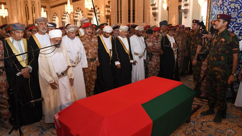 خبير في الإيتيكيت الدبلوماسي يوضح البروتوكول العسكري بجنازة والدنا السلطان قابوس