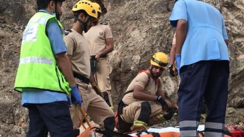 إنقاذ شخص سقط من أعلى جبل بمطرح