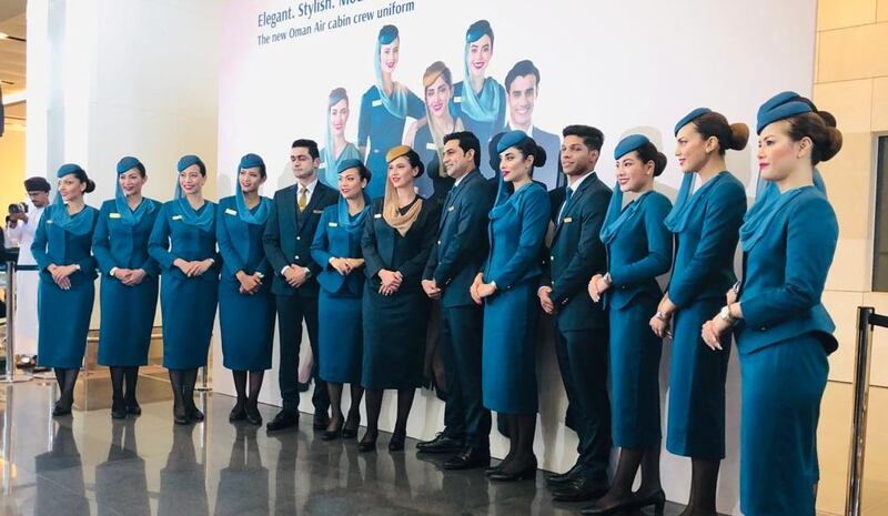 بالصور: الطيران العُماني يدشن زي طاقمه الجوي الجديد