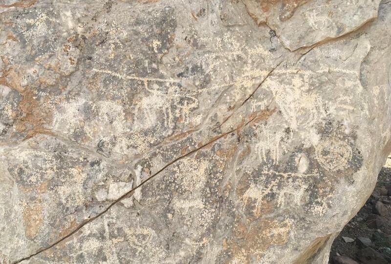 بالصور: “التصاوير” حصاة تحوي رسومات ونقوشًا أثرية قديمة