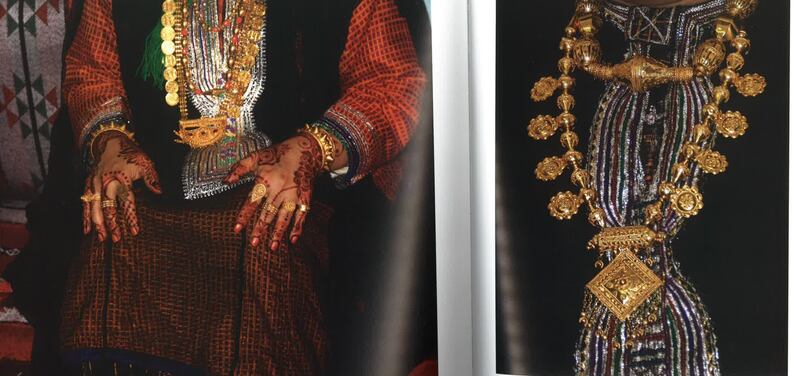 بالصور: تنوع زاهٍ بين أنماط الزي النسائي للمرأة العمانية