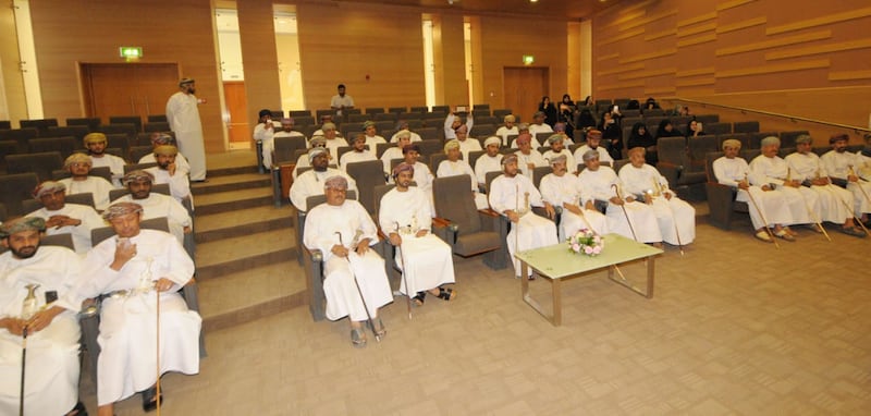 كتاب ” المُلهم.. قابوس بن سعيد ” يحط رحاله بظفار