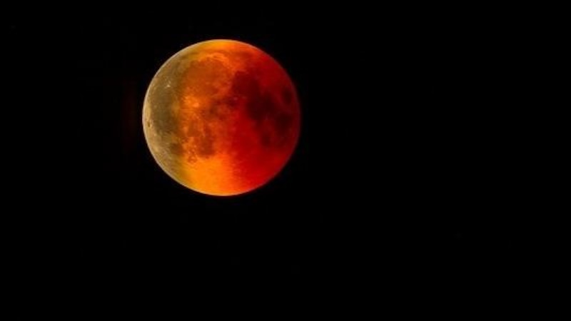 أطول خسوف جزئي للقمر في القرن 21؛ فهل سنشاهده في السلطنة؟