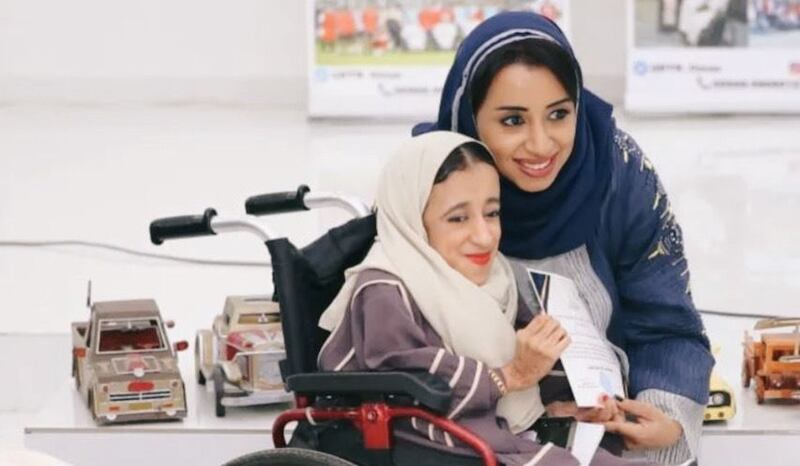 بالصور: آية الجديدية وُلدت بمرض “العظم الزجاجي” وتحلم بالدراسة الجامعية