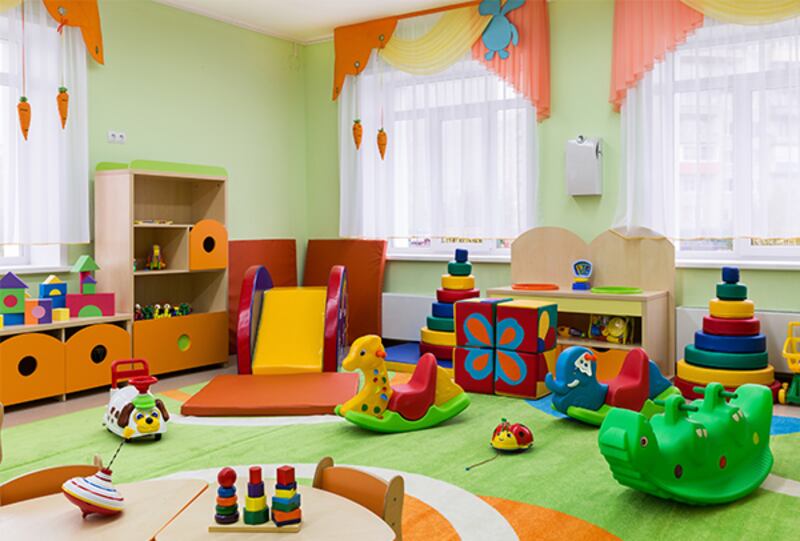 هل تأخذ ابنك للحضانة؟ إليك تفاصيل قرار جديد حول مهام الكادر الوظيفي فيها