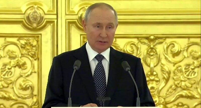 بوتين يستقبل السفير العماني