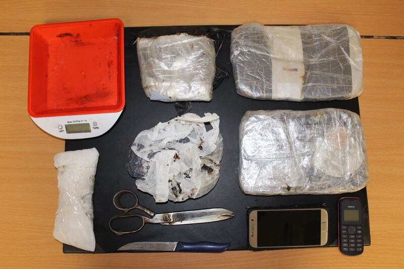 وافدان يدفنان مخدرات في شاطئ بمسقط