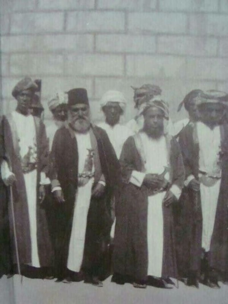 السلطانان تيمور بن فيصل وابنه سعيد اهتمّا بالتنظيم الإداري؛ فما أبرز المؤسسات التي ظهرت في عهدهما؟