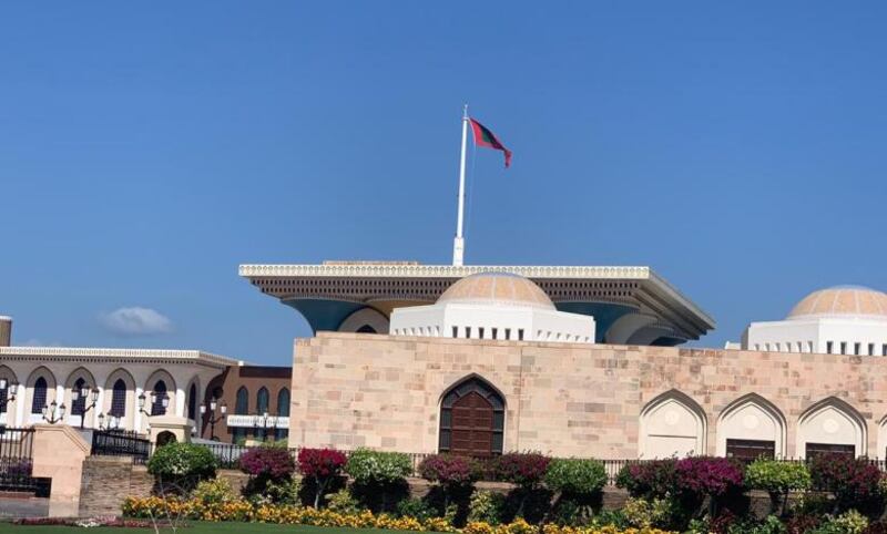 ممنوع التملّك لغير العُمانيين: 1000م من القصور السلطانية، و500م من الوحدات الأمنية والعسكرية