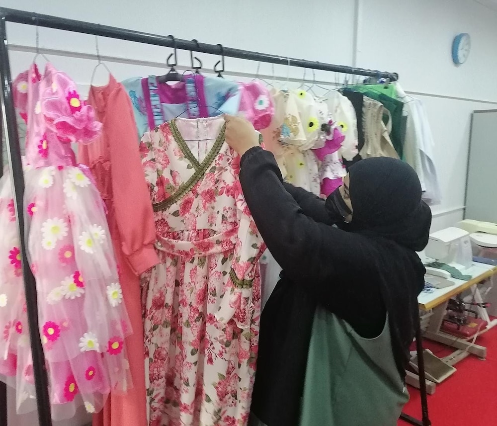 مشغل خياطة يوفر ملابس للأيتام