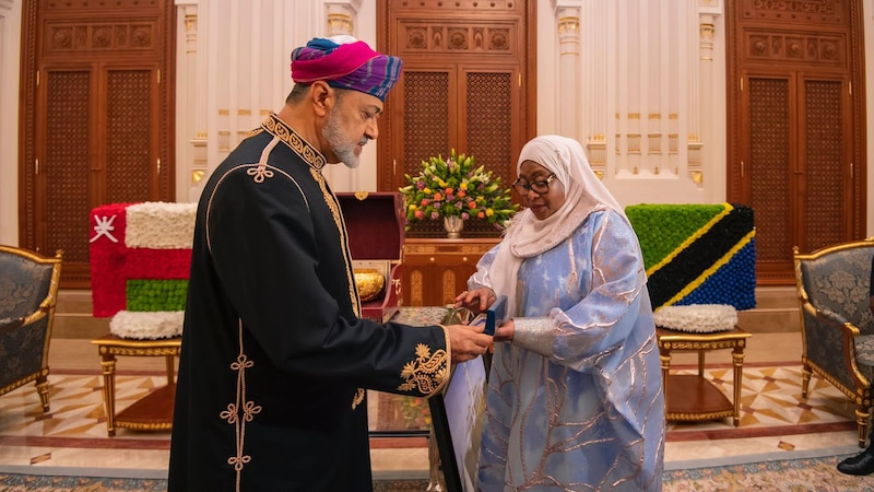 بالصور: جلالة السلطان يقيم مأدبة عشاء لرئيسة تنزانيا
